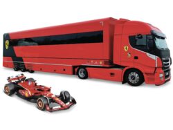 Iveco S-way 570 Racing Transporter + Ferrari Sf-23 #16 Chales Leclerc 2023 1:43 Rood/zwart